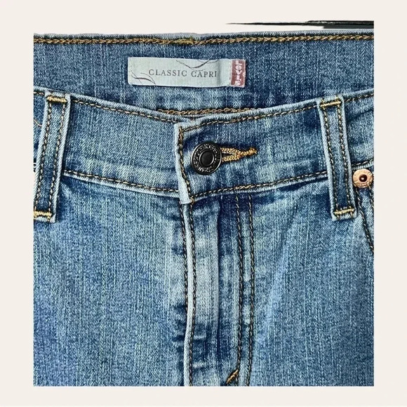 0017W. LEVI’S CAPRIS SLIT ON‎ SIDE LIGHTER WASH SIZE 6 - Picture 6 of 11